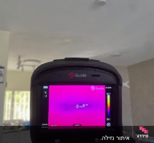 מצלמה תרמית מציגה תמונה של תקרה עם כתם חום
